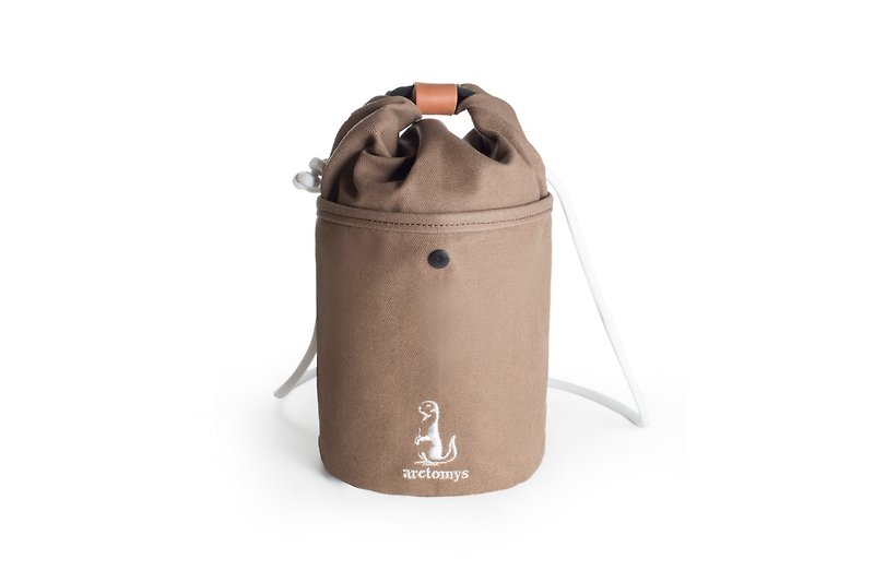 Arctomys EABA - waxed canvas bucket bag - Brown - กระเป๋าแมสเซนเจอร์ - ผ้าฝ้าย/ผ้าลินิน สีนำ้ตาล