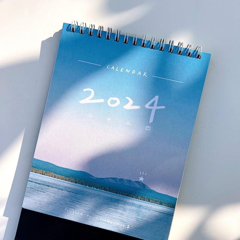 2024 擁抱快樂 / 拾字路口 手寫桌曆 - 日曆/月曆/年曆 - 紙 藍色