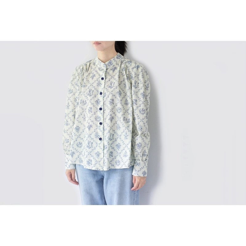Creamy white long-sleeved shirt with romantic pattern - 女襯衫 - 棉．麻 