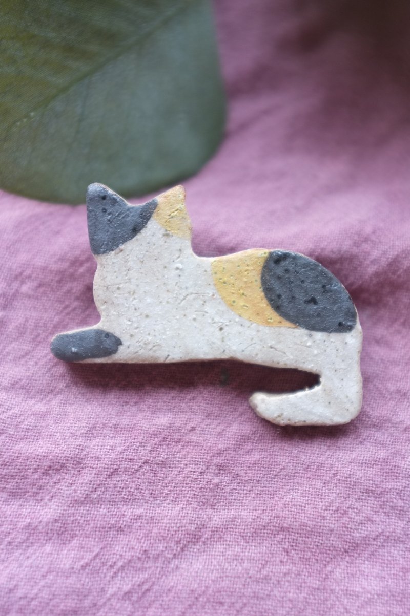 lucky cat  Three color  / ceramic brooch / handmade - 胸針 - 陶 咖啡色