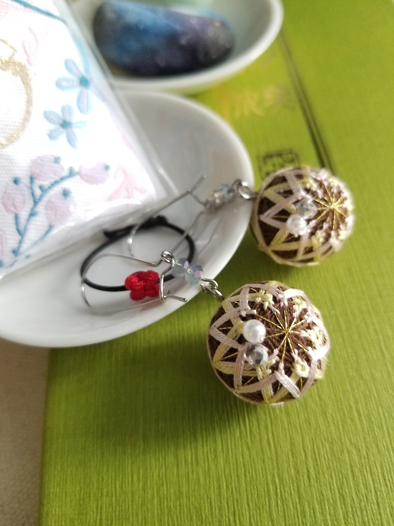 Colorful thread day and small ball earrings - Shuxiang (full hand) - Earrings & Clip-ons - Thread Brown