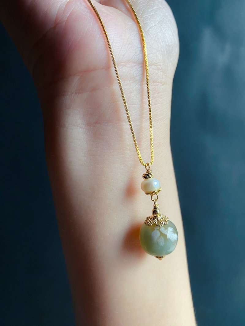 Sakura agate pearl vegetable garden green artistic conception beautiful water flower old type bead design necklace gift - สร้อยคอ - คริสตัล สีเขียว