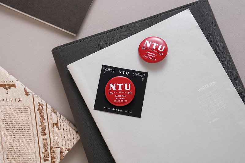 National Taiwan University Badge NTU BADGE 2020 F/W-Classic College Style-Coke Red - เข็มกลัด/พิน - พลาสติก 