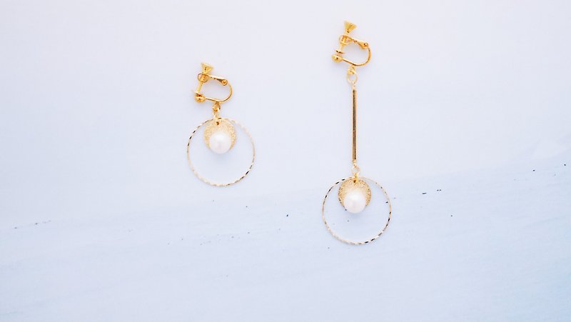 涟漪--Star dust metal disc with pearl asymmetrical earrings - Earrings & Clip-ons - Other Metals Gold