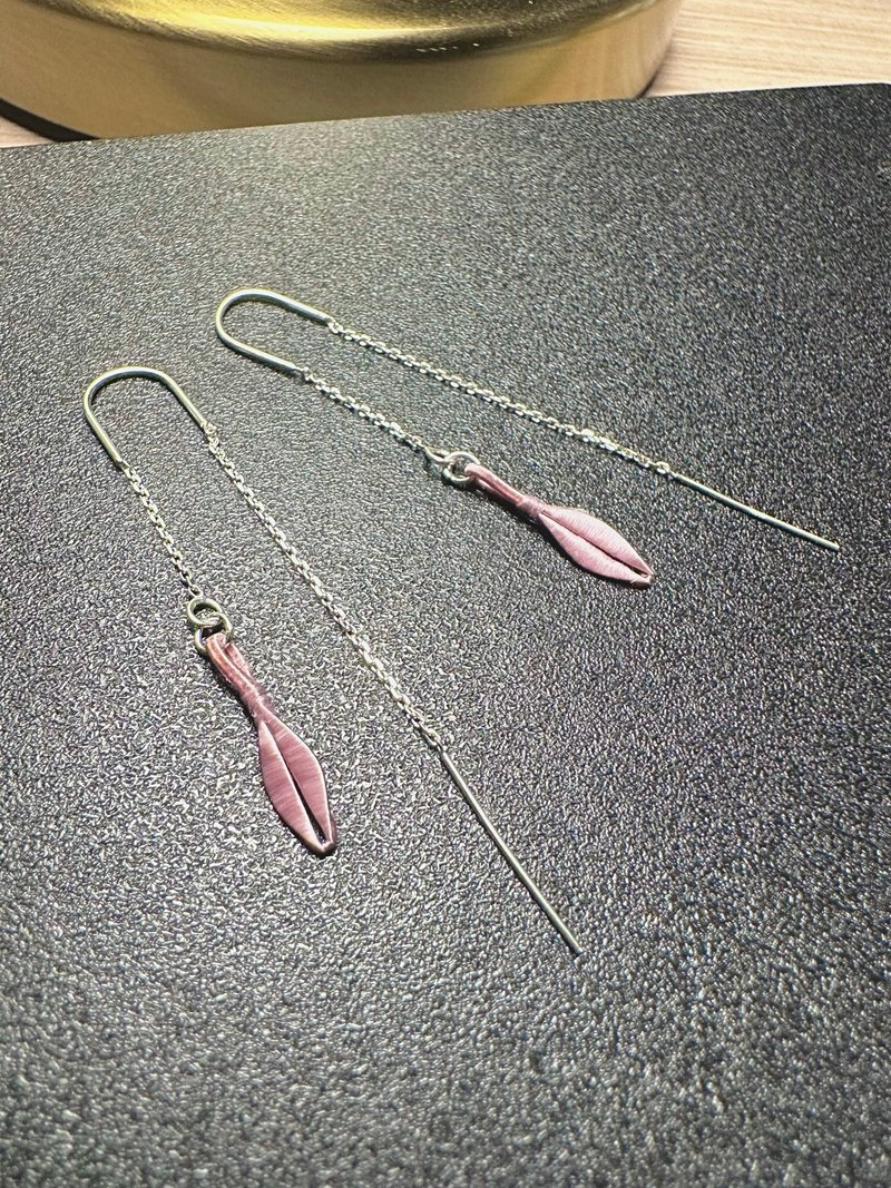 【Re-Re】 Silk Flora-Mist Purple Little Leaf Earrings - ต่างหู - ผ้าไหม สีม่วง