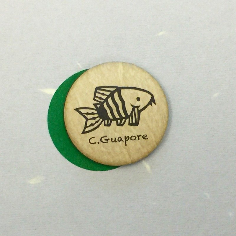コリドラスのボタンバッジ-C.Guapore - バッジ・ピンズ - プラスチック カーキ