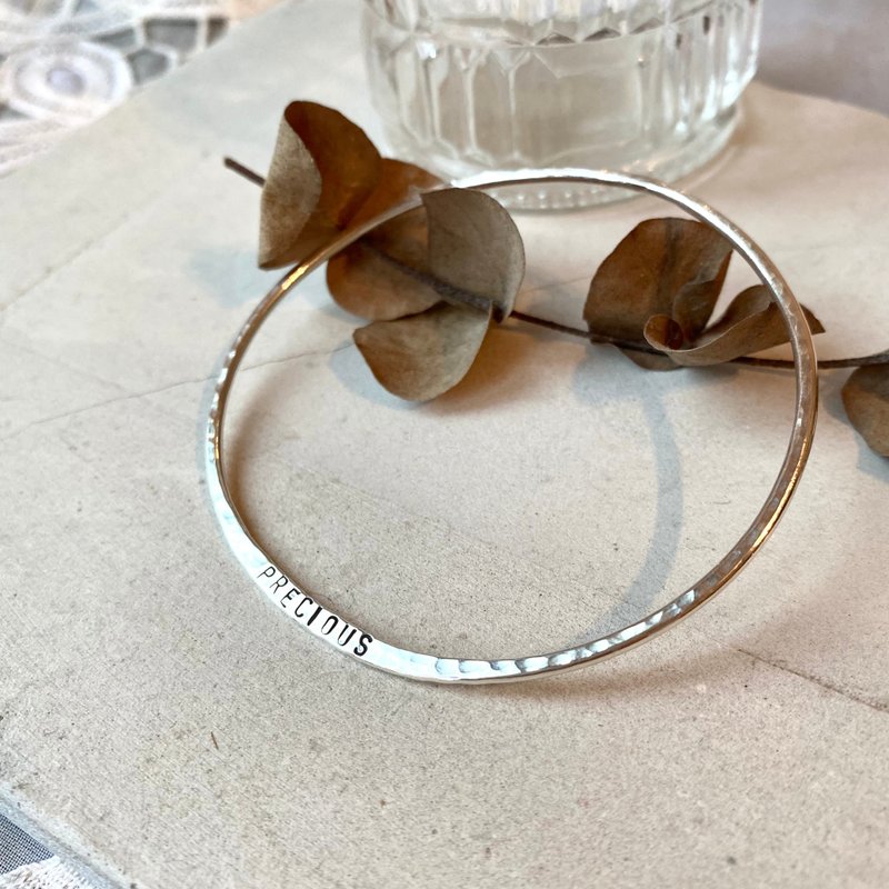 MIH金工首飾 | 一見傾心 簡約英文刻字純銀手環 silver bangle - 手鍊/手環 - 純銀 銀色