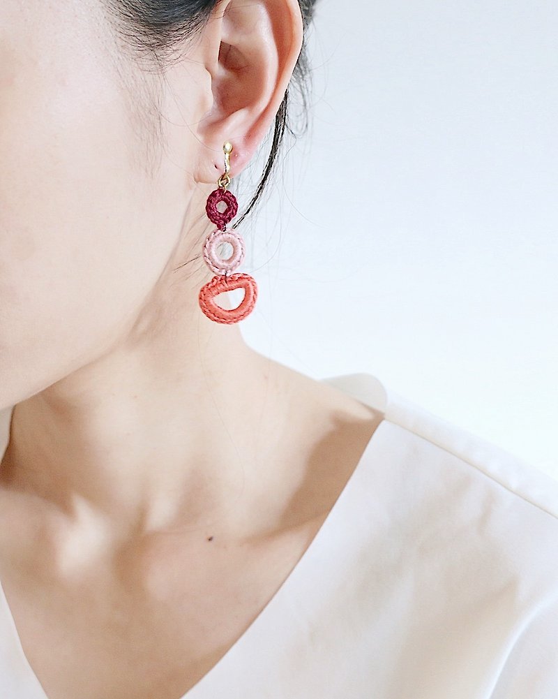 Embroidery Braided brass earrings - ต่างหู - ผ้าฝ้าย/ผ้าลินิน สีแดง
