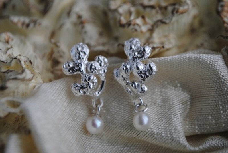 Pinkoi Proxy Purchase - Heart and pearl earrings - Earrings & Clip-ons - Other Metals 