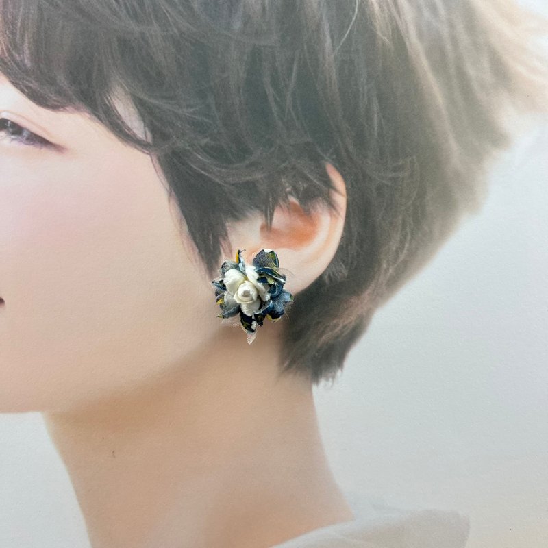 Cozy | Layered Small Bouquet Shaped Earrings - ต่างหู - วัสดุอื่นๆ หลากหลายสี