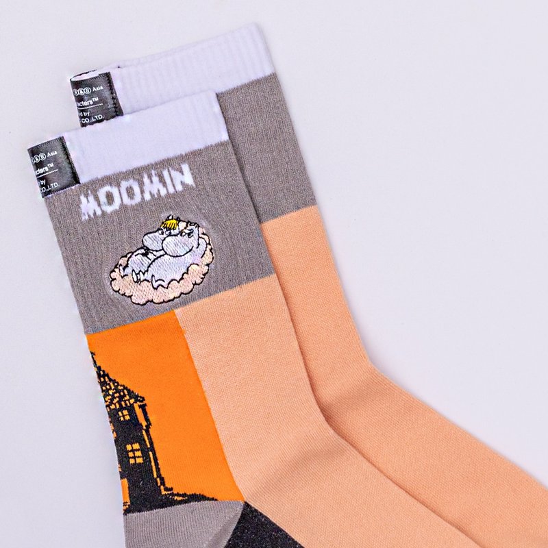 【Pinkoi x Moomin】Limited Japanese illustration style double needle rib socks with Moomin song embroidery - ถุงเท้า - พลาสติก หลากหลายสี