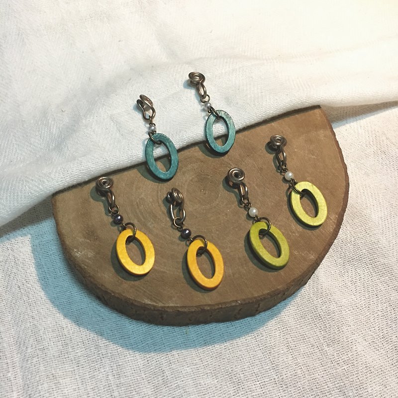 Wood oval ear clip earrings - ต่างหู - โลหะ หลากหลายสี