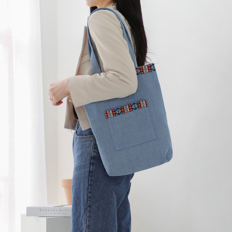 Denim Shoulder Bag with Mayan Motif: Light Blue - 手提包/手提袋 - 棉．麻 藍色