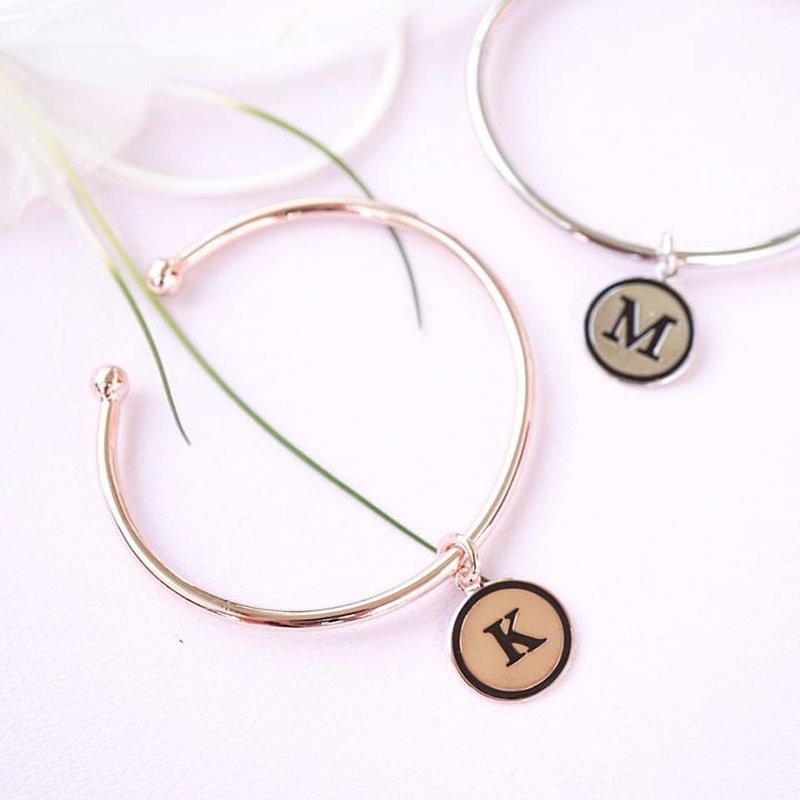 charm alphabet bangle - 手鍊/手環 - 其他金屬 紅色