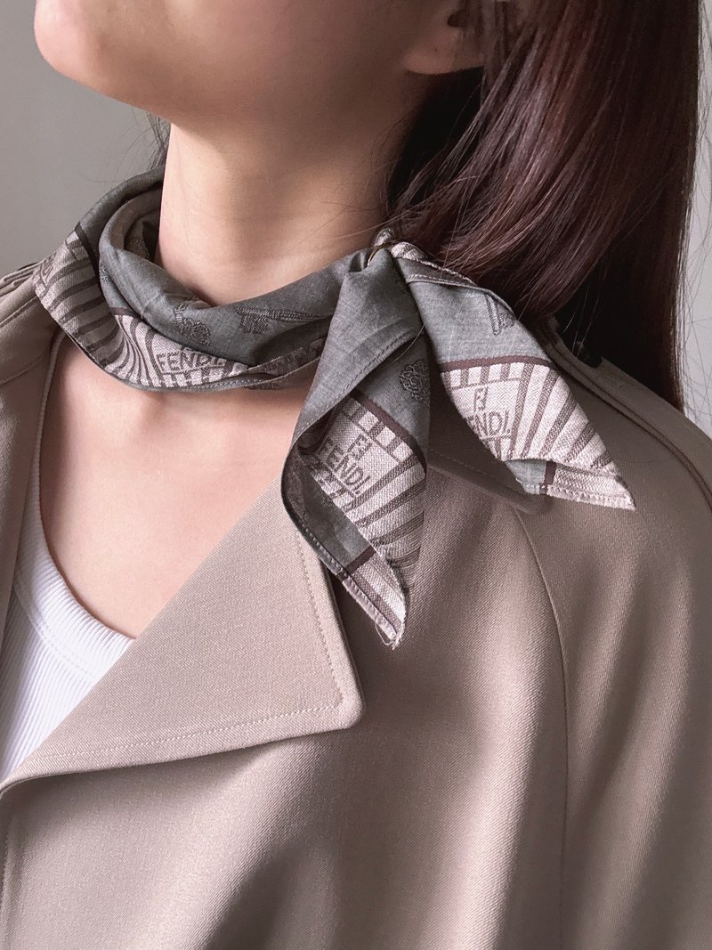 中古正品Fendi 芬迪綿質方巾小領巾 男女適用 送禮 - 絲巾 - 棉．麻 灰色