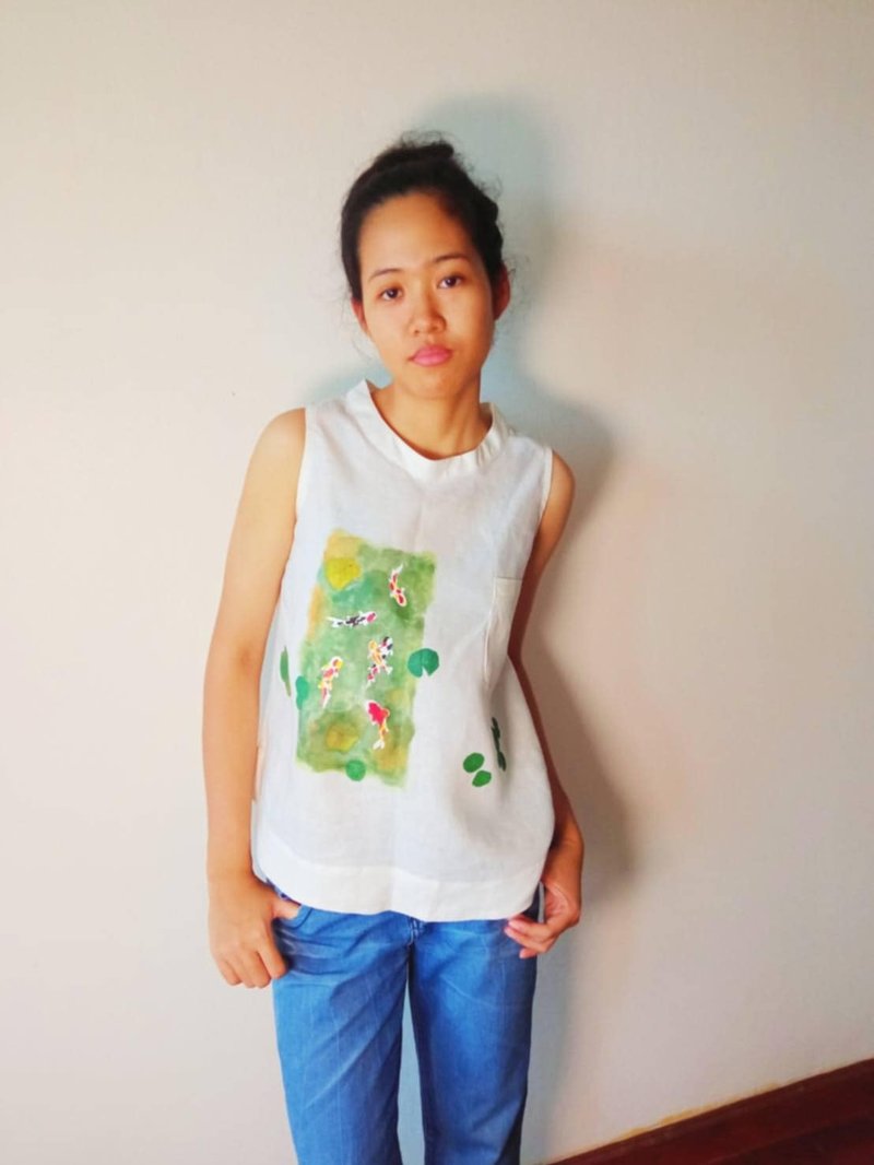 Linen Top with Koi Fish Lotus Pond Design - 女上衣/長袖上衣 - 棉．麻 白色