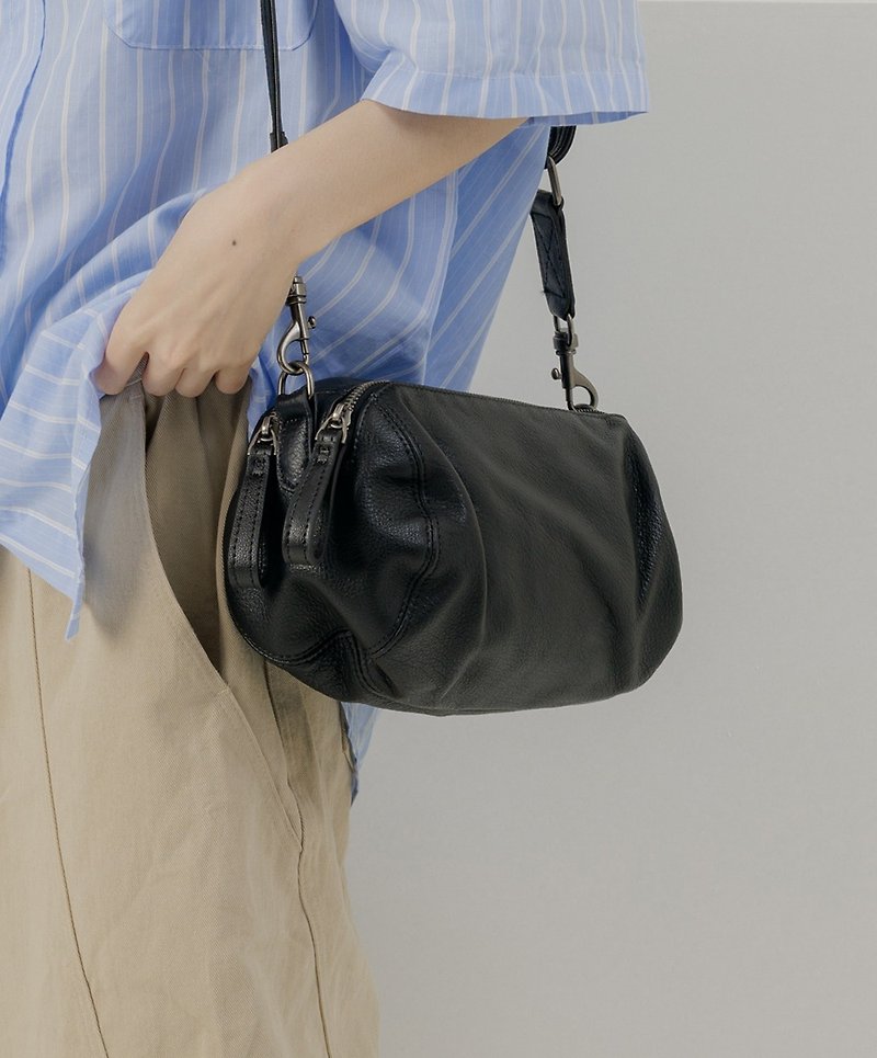 supportingrole genuine leather simple and practical double zipper shoulder backpack black - กระเป๋าแมสเซนเจอร์ - หนังแท้ สีดำ