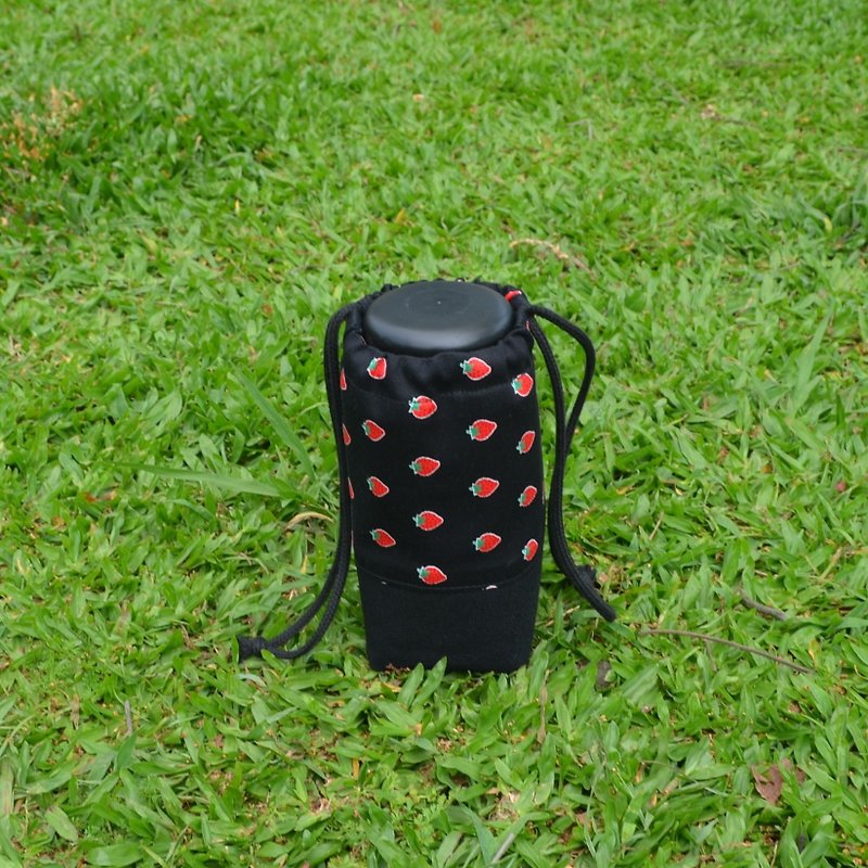 小草莓束口環保杯袋 飲料提袋 保溫瓶提袋 手作 帆布 方便 - 杯袋/飲料提袋 - 棉．麻 黑色
