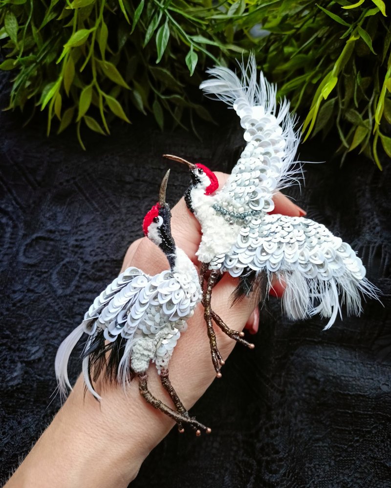 Brooch-pin in the form of birds Cranes. Beaded Brooch - เข็มกลัด - วัสดุอื่นๆ สีเงิน