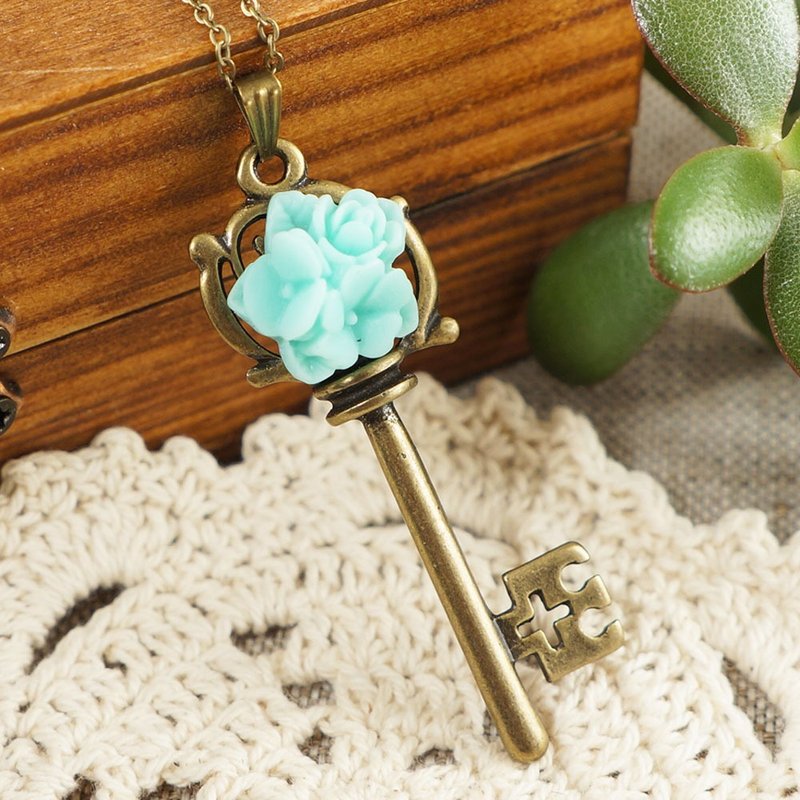 Bronze Key Necklace Sky Blue Teal Flower Vintage Floral Pendant Necklace Jewelry - 項鍊 - 其他材質 綠色