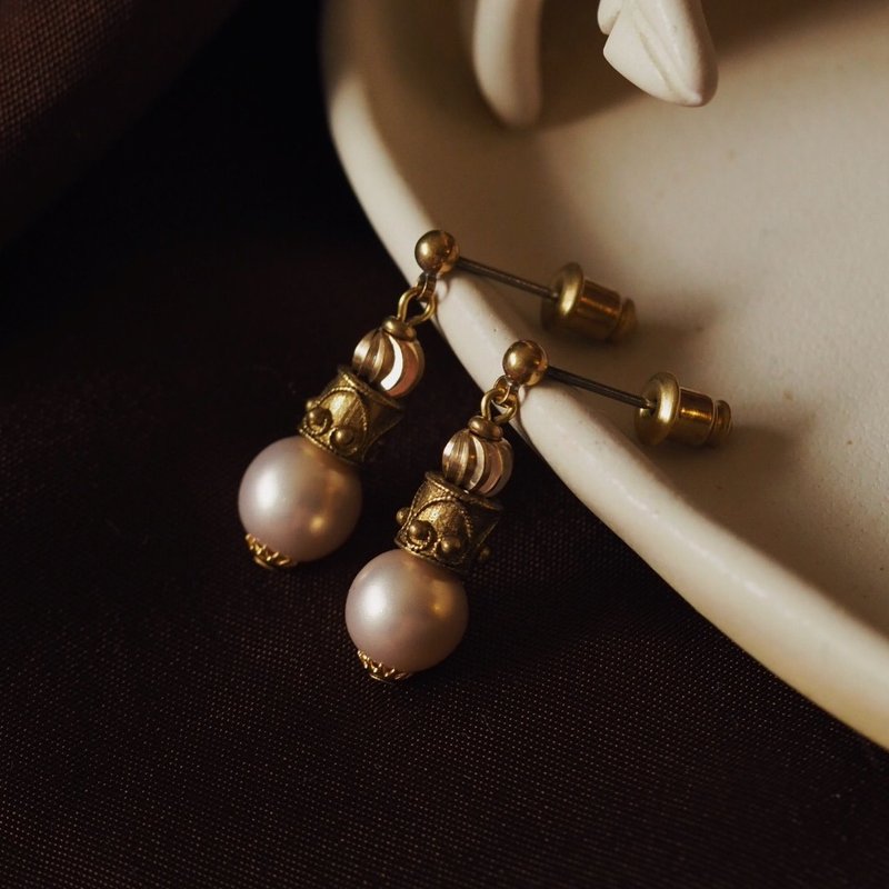 Classical Carved Pearl Short Earrings Nude Powder - ต่างหู - ทองแดงทองเหลือง สีม่วง