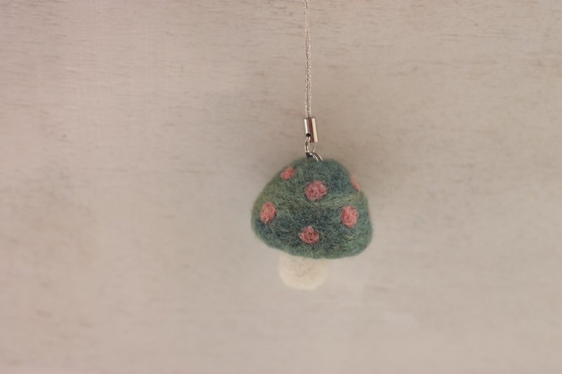 Natural plant dyed mushroom mobile phone charm green turmeric + blue dye, madder is currently in stock - Other - Wool Green