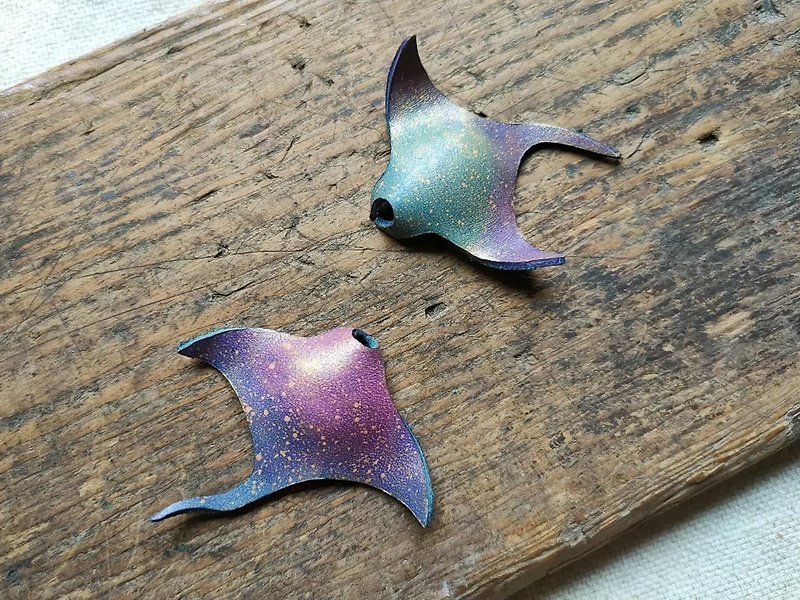 [Stray/single] hand-dyed leather/ghost ray/manta/marine life/diving/surfing/keychain - Keychains - Genuine Leather 