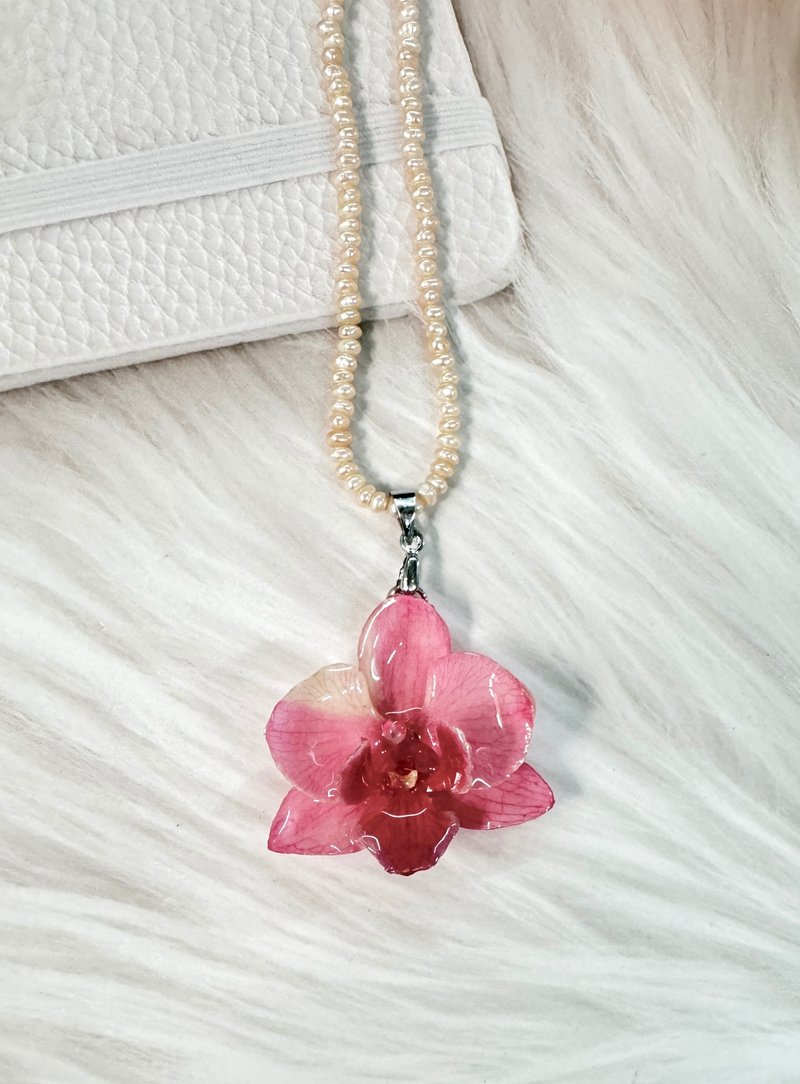 阿瑪斯蘭花文創/甜蜜新娘桃粉色-蝴蝶蘭珍珠項鍊/真花飾品 - 項鍊 - 植物．花 
