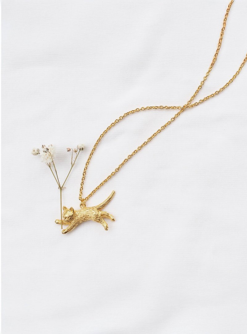 Jumping Cat Pendant Necklace,925 Sterling Silver Necklace with Cat Charm. - 項鍊 - 純銀 金色