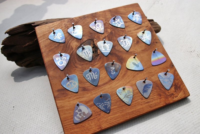 【客製化禮物】純鈦客製化吉他撥片 guitar pick - 吉他配件 - 其他金屬 多色