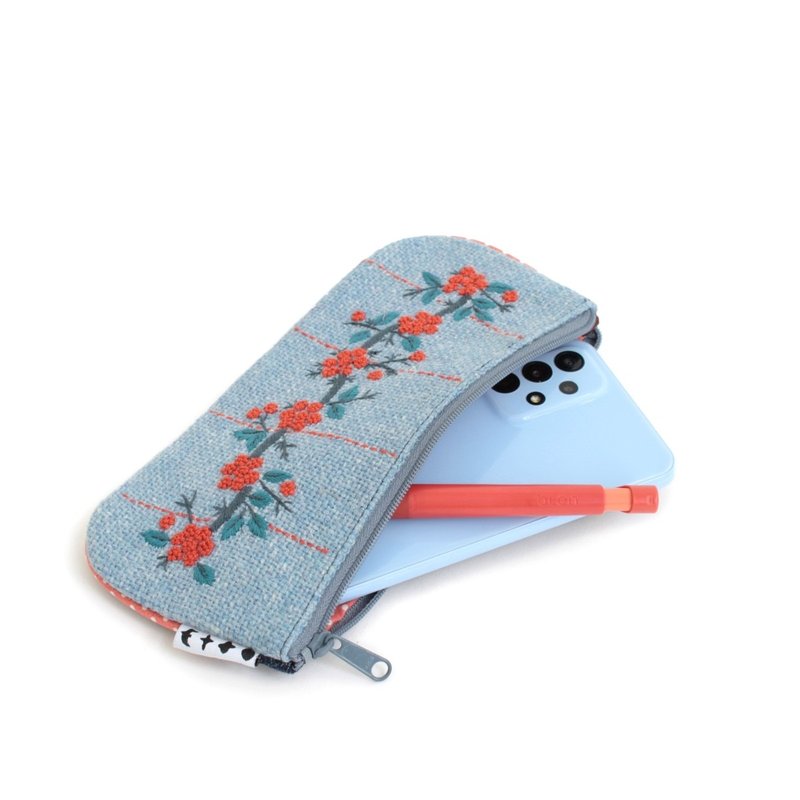 Wild strawberry embroidery/pen case - กระเป๋าใส่เหรียญ - ผ้าฝ้าย/ผ้าลินิน สีน้ำเงิน