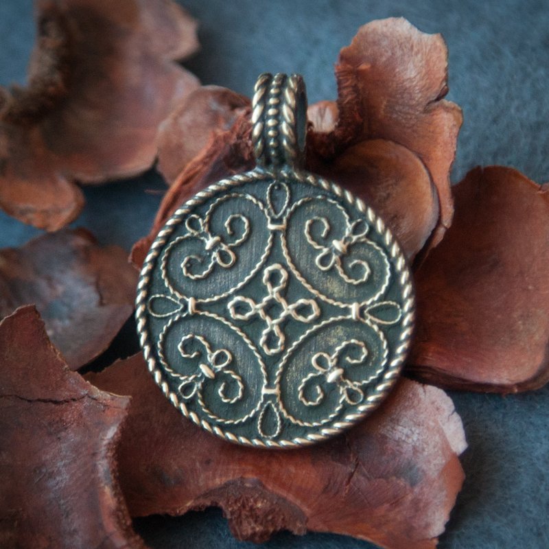 Ornament pendant. Celtic necklace. Viking jewelry. Circle on black leather cord. - 項鍊 - 其他金屬 橘色
