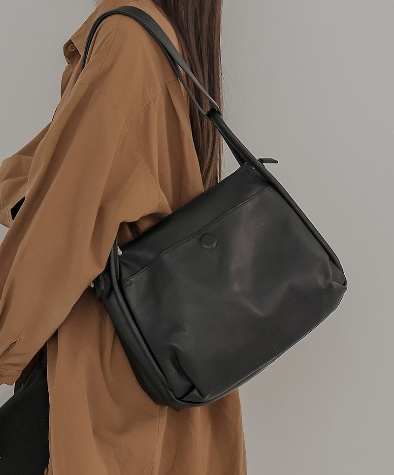 supportingrole saddle design is simple and practical shoulder carry bag side backpack black - กระเป๋าแมสเซนเจอร์ - หนังแท้ สีดำ