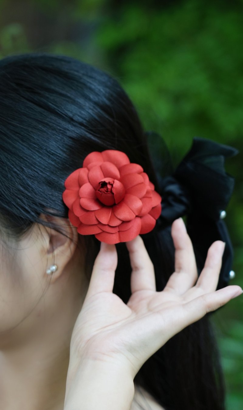 Mother's Day gift: large camellia corsage and hair accessory with exquisite packaging and perm technology - Brooches - Silk Red