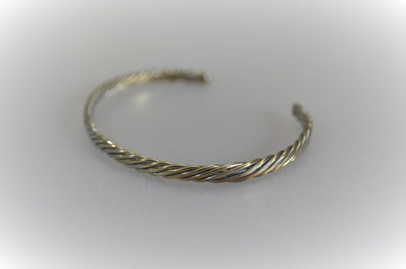 titanium bangle・SEVENチタンワイヤーバングル・スリム・楕円形・B・内径55mm - 手鍊/手環 - 其他金屬 金色