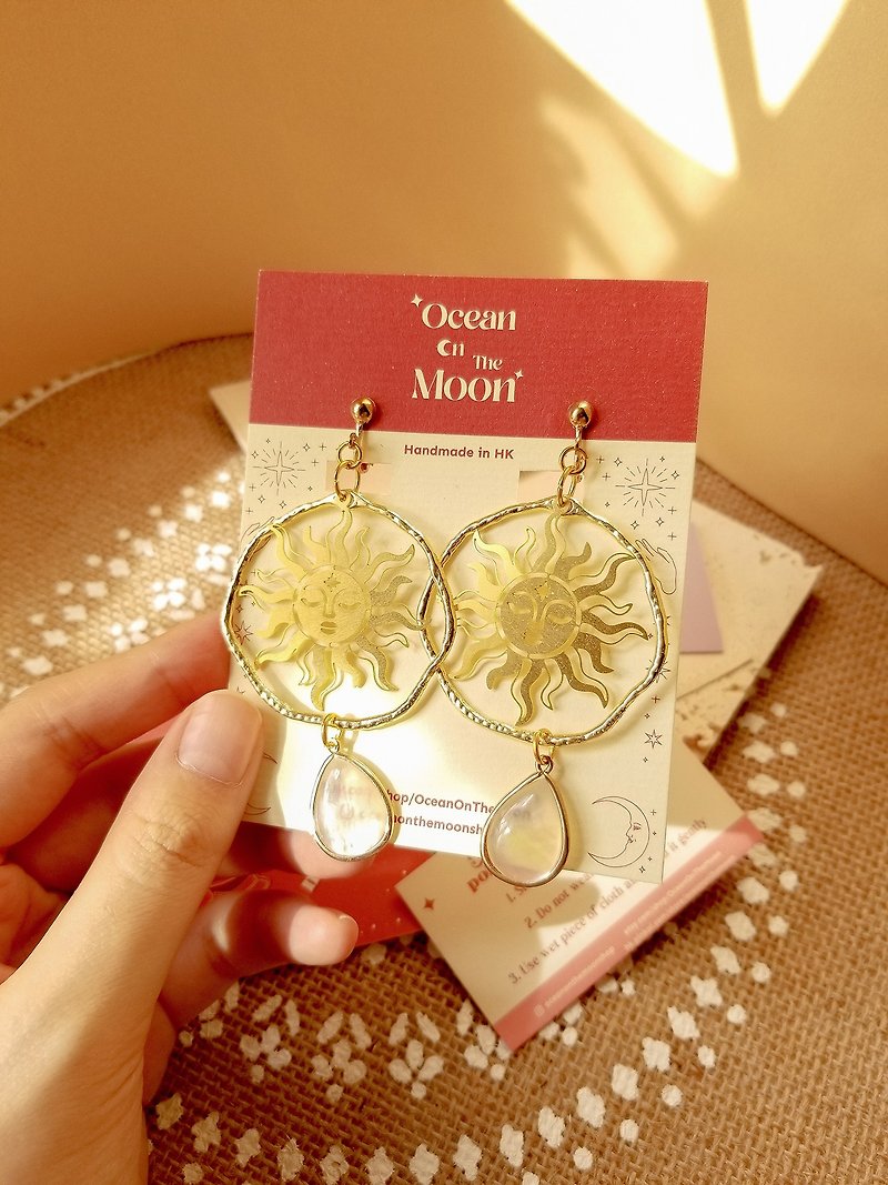 Celestial Sun Brass Dangle Earrings/Clip On Earrings - ต่างหู - ทองแดงทองเหลือง สีทอง