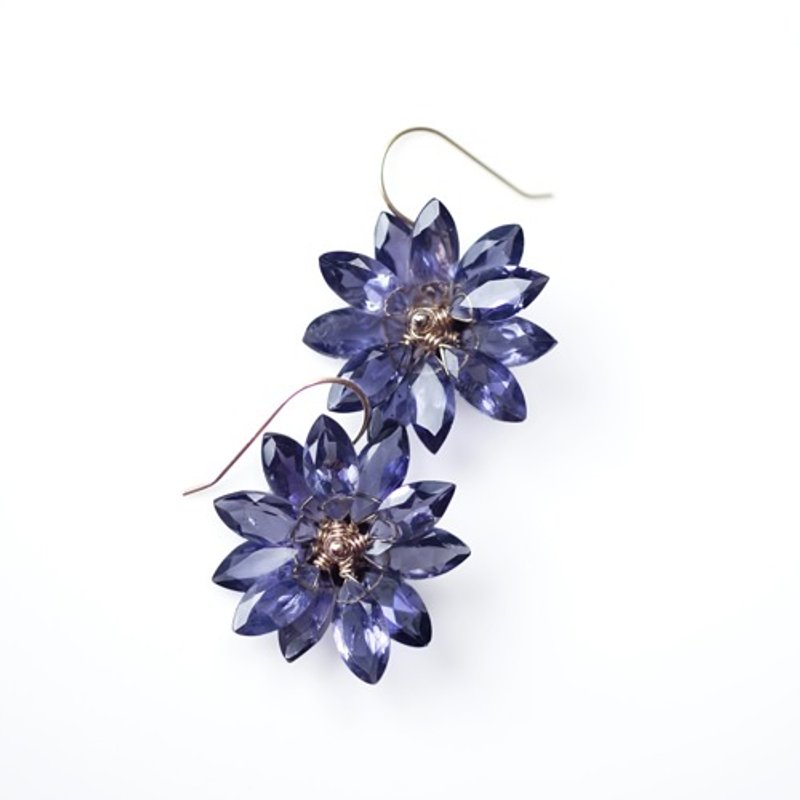 14KGFアイオライトの花びらによるヤグルマギクのピアス　Cornflower - 耳環/耳夾/耳骨夾 - 寶石 藍色