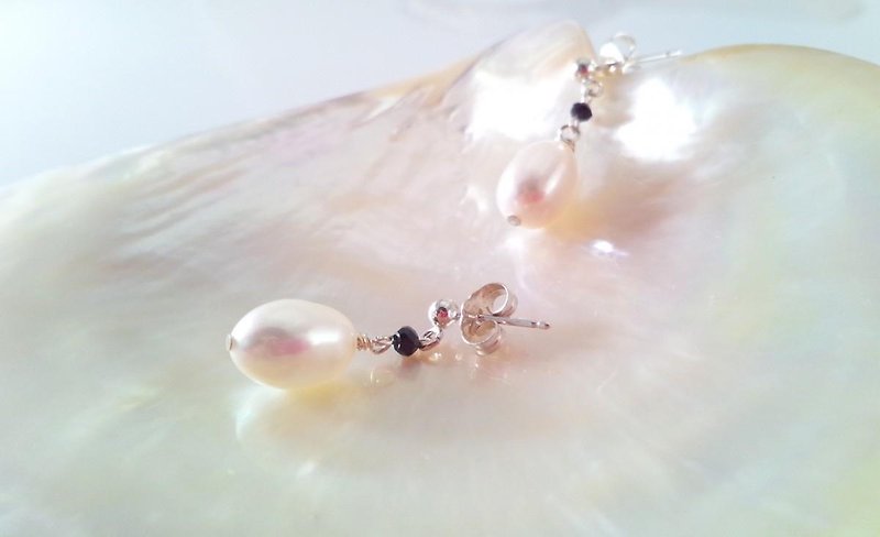 ◇ Pearl + Onyx ◇ SIlver earrings - แหวนทั่วไป - เครื่องเพชรพลอย 