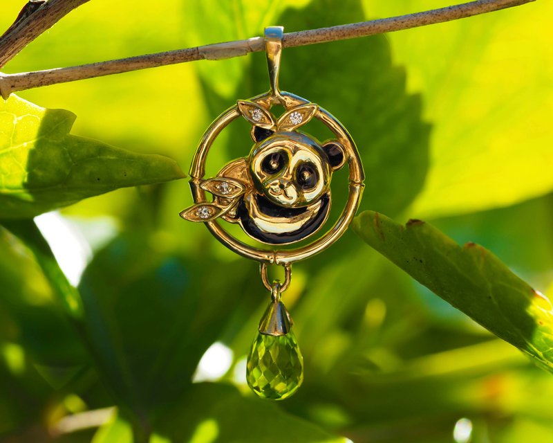 14k gold Koala Bear pendant with peridot and diamonds - สร้อยคอ - เครื่องประดับ สีทอง