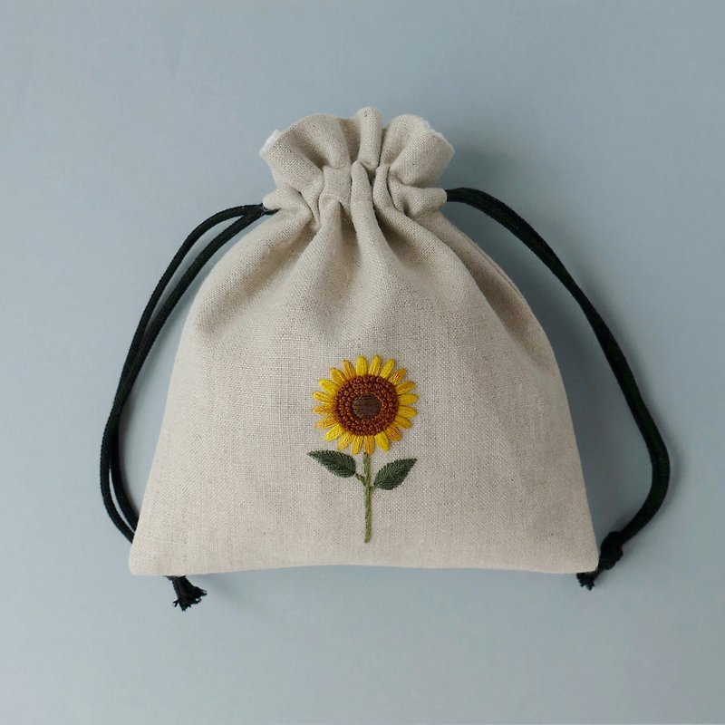 ผ้าฝ้าย/ผ้าลินิน กระเป๋าเครื่องสำอาง - Sunflower Linen hand embroidered drawstring pouch
