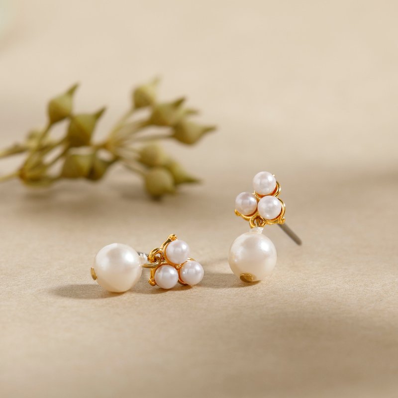 flower pearl pierced earring pearl　ニッケルフリー　チタンポスト　パール　ゴールド - 耳環/耳夾/耳骨夾 - 其他金屬 金色