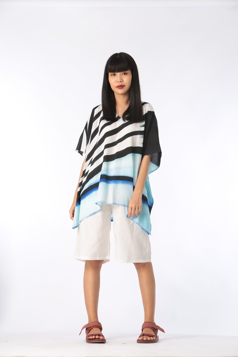 Poncho Blouse Cotton Silk Hand Painted for Summer resort vac - 女上衣/長袖上衣 - 棉．麻 藍色