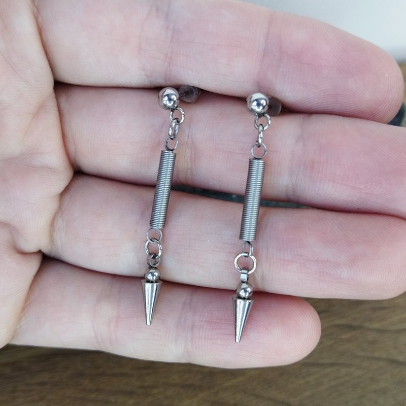 流行朋克耳環。 帶釘的工業彈簧耳環。 垃圾耳環耳釘 - 耳環/耳夾/耳骨夾 - 其他金屬 銀色