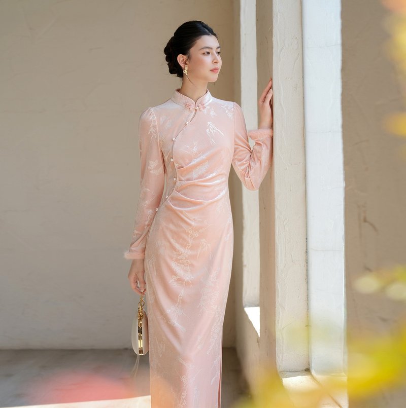 【溫婉壓花】新中式復古中國風 絲絨感修身連衣裙 - 洋裝/連身裙 - 其他材質 粉紅色