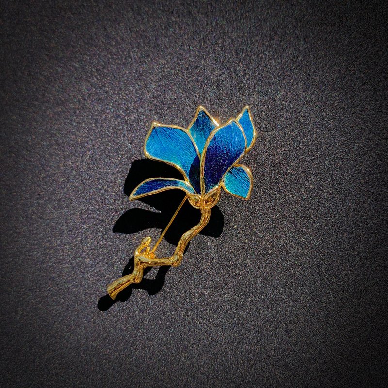 【手作り】孔雀の羽 点翠技法 マグノリア（木蓮）のブローチ——春玉殿 - ブローチ - ローズゴールド ゴールド