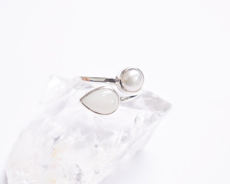 Moonstone and freshwater pearl silver ring - แหวนทั่วไป - เครื่องเพชรพลอย ขาว