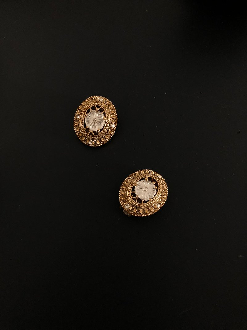 1990s transparent embossed gold Victorian ear clip old earrings - ต่างหู - โลหะ สีทอง