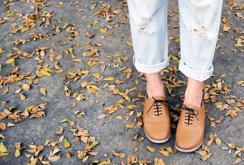 Peeking Cat Shoes - Caramel color - รองเท้าอ็อกฟอร์ดผู้หญิง - วัสดุอื่นๆ สีนำ้ตาล