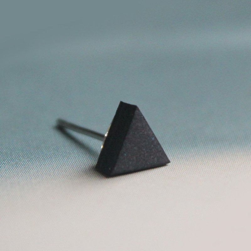 ▽ small triangle earrings ▽ 808 / Vanishing Point - Single - Earrings & Clip-ons - Clay Black