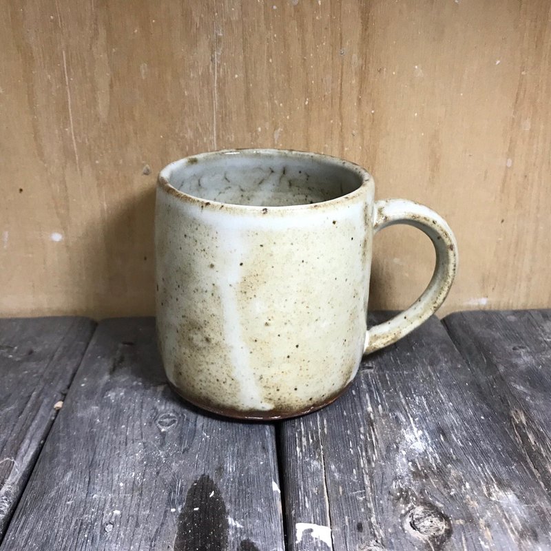 手作陶-瓦斯燒日本稻荷米白馬克杯 - 花瓶/花器 - 陶 卡其色